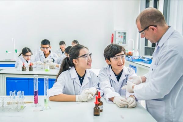 Kỹ năng cần thiết để trở thành nhân viên phòng lab là gì?