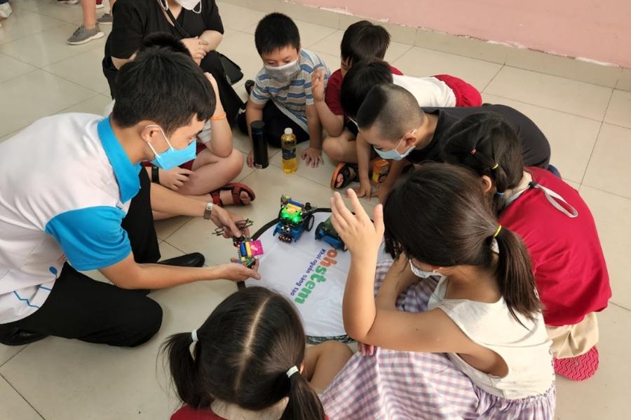 Trẻ học lập trình ở cấp 1 như thế nào? Học qua vui chơi với robot