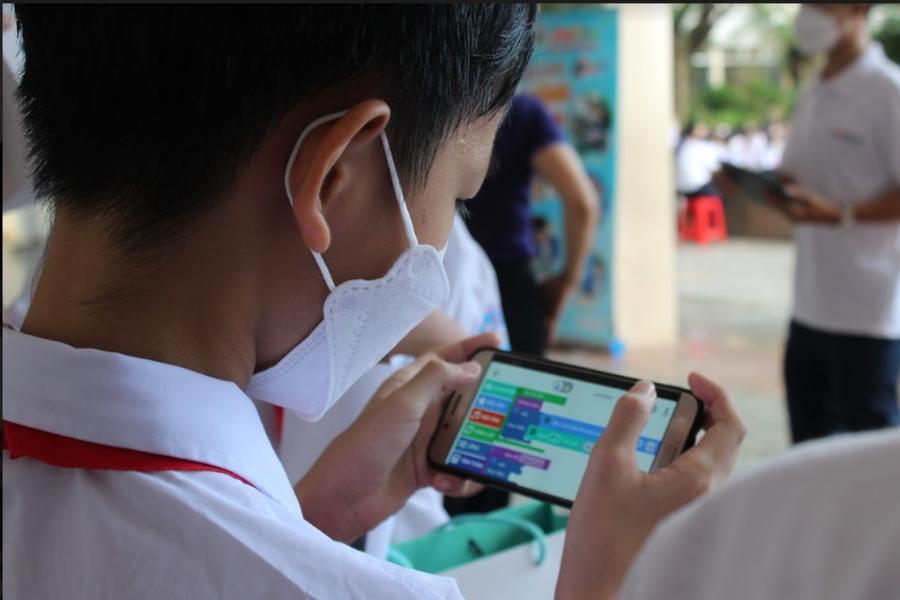 Học sinh sử dụng ngôn ngữ lập trình kéo thả