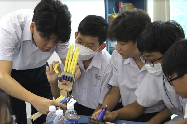 Hoạt động trải nghiệm STEM - cho học sinh làm bàn tay robot mô phỏng