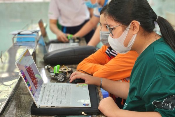 Học sinh lập trình robot Rover tại phòng STEM