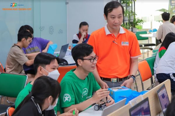 Buổi dạy học STEM Robotics tại trường THPT FPT do OhStem đồng hành tổ chức