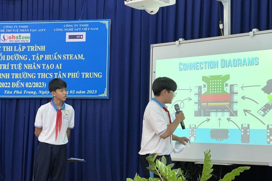 Học sinh thuyết trình tại cuộc thi Hackathon