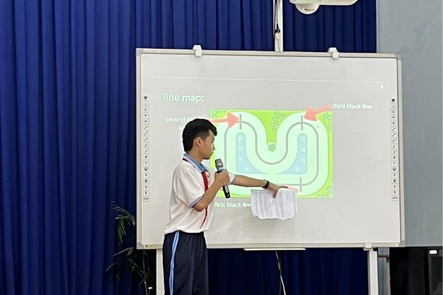 Học sinh thuyết trình tại cuộc thi Hackathon