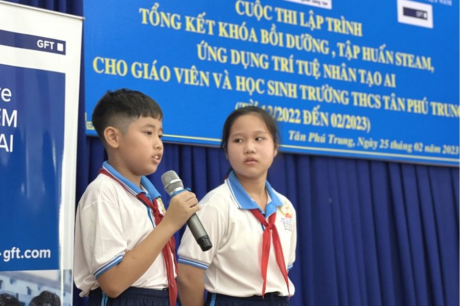 Học sinh phản biện với BGK tại cuộc thi Hackathon