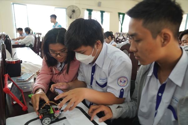 Buổi dạy học theo dự án với robot Rover