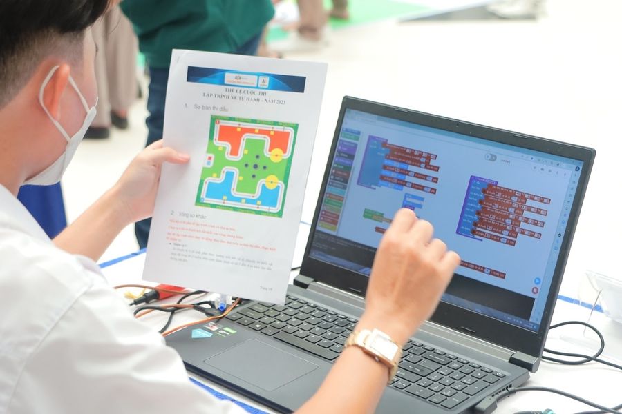 Học sinh lập trình robot trên sa bàn tại FSCHOOL 2023
