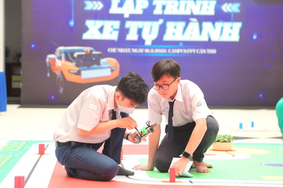 Học sinh lập trình robot tại FSCHOOL 2023