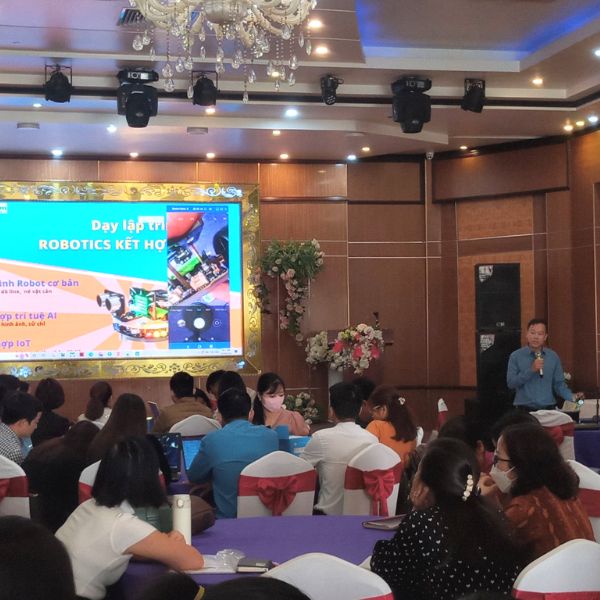 Tập huấn AI, IoT và Robotics tại Hòa Bình - OhStem Education