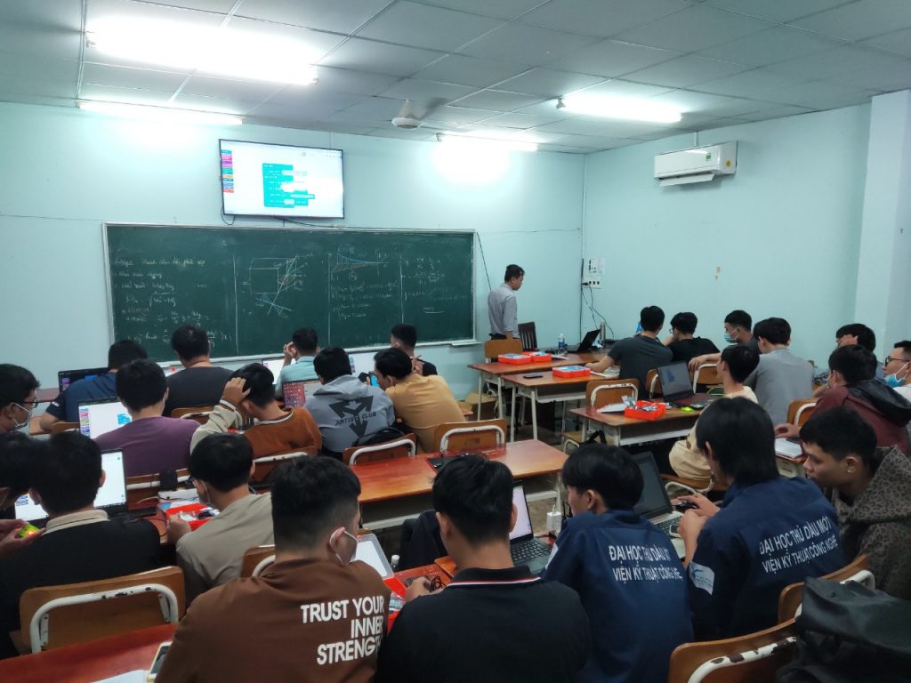 Mở lớp học Robotics cho sinh viên tại trường Đại học Thủ Dầu Một, Bình Dương