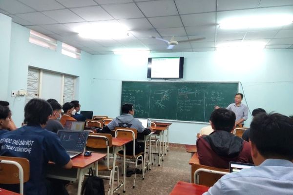 Hình ảnh lớp học Robotics cho sinh viên tại trường Đại học Thủ Dầu Một