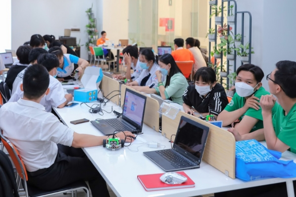 Học sinh thử nghiệm lập trình robot tại lớp học STEM với robot Rover