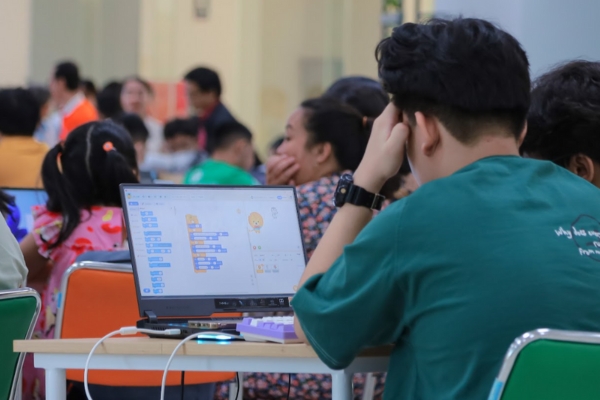 Học sinh lập trình Scratch tại lớp học STEM