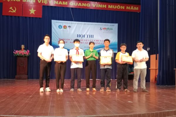 Học sinh nhận giải tại hội thi Robotics AI tại Củ Chi