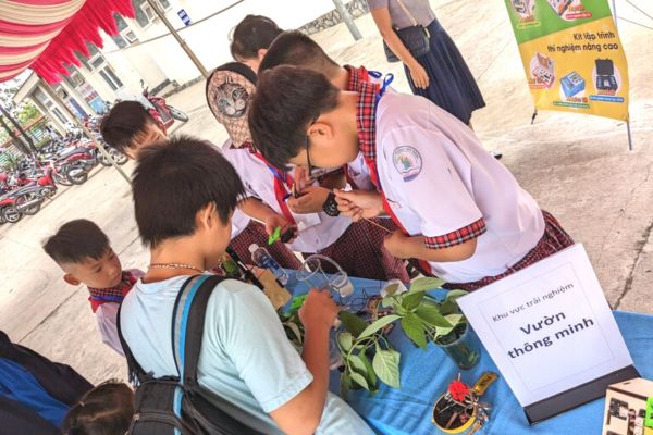 Trạm trải nghiệm tại ngày hội STEM ở Đồng Xoài