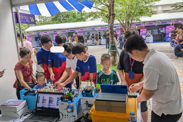 Học sinh thích thú tại STEM X-Station