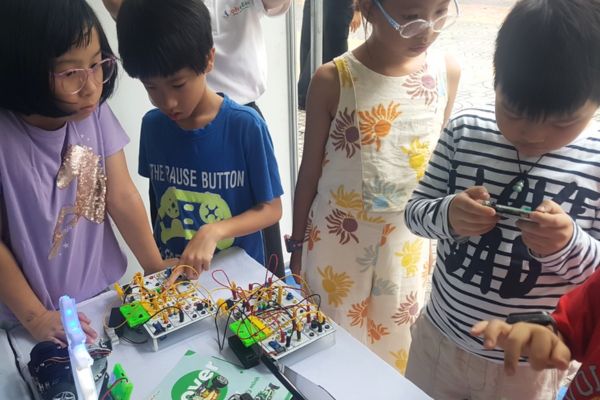 Học sinh thích thú tại STEM X-Station