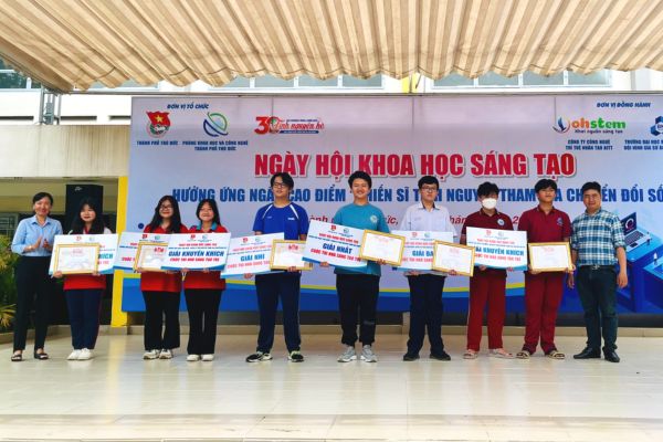 Trao giải tại Ngày hội Khoa học Sáng tạo Thủ Đức