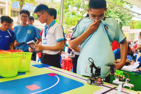 Các bạn học sinh thi đấu Robocon tại Ngày hội Khoa học Sáng tạo Thủ Đức