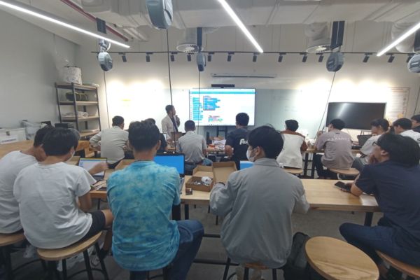 Hình ảnh tại Workshop trải nghiệm kit vi điều khiển - OhStem