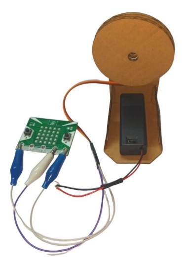 Cố định đế pin trên cáp treo