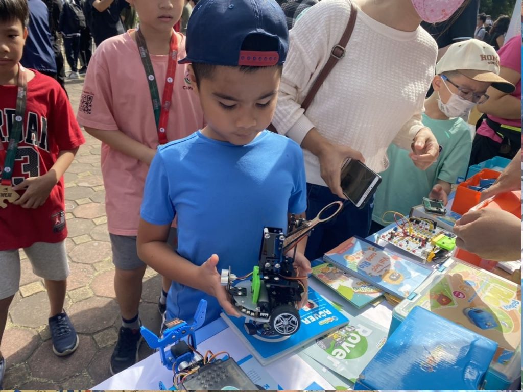 Trải nghiệm robot Rover kết hợp phụ kiện bắn bóng