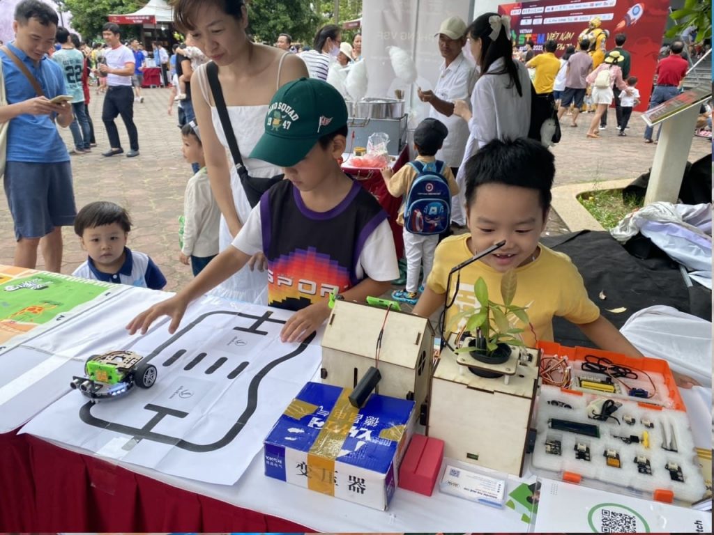 Trải nghiệm robot Rover tại gian hàng trải nghiệm OhStem