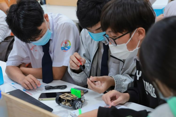 Tổ chức ngày hội STEM với các hoạt động theo nhóm cho học sinh