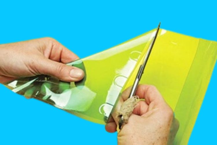 Gấp chéo và cắt thành hình vuông