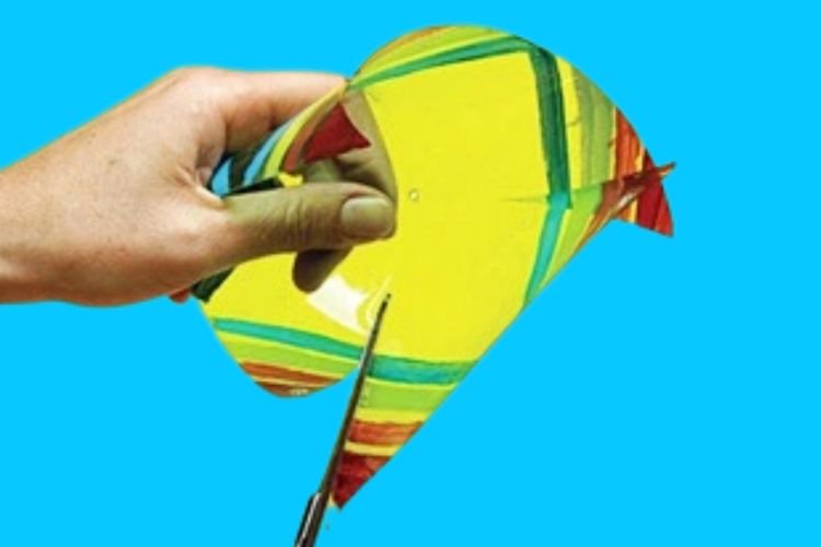 Cắt 4 đường chéo trên mảnh chai nhựa tái chế hình vuông