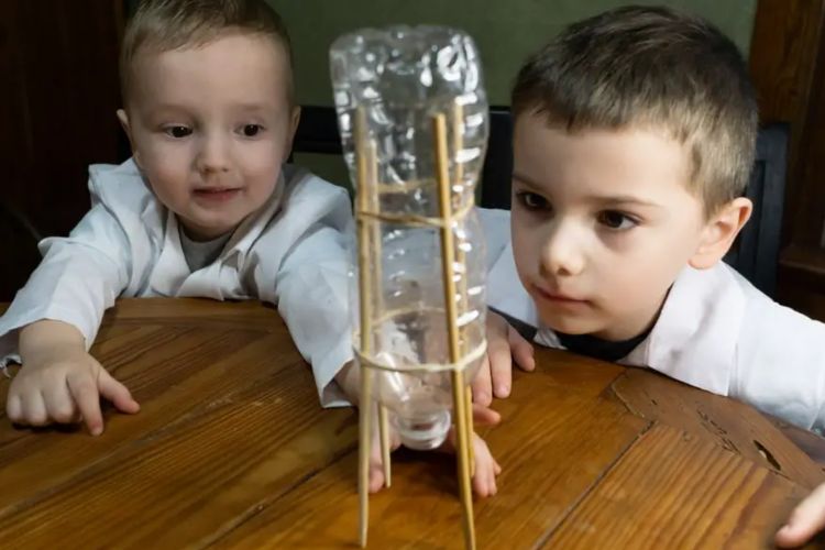 Tái chế chai nhựa thành sản phẩm STEM: Nhiên liệu tên lửa DIY
