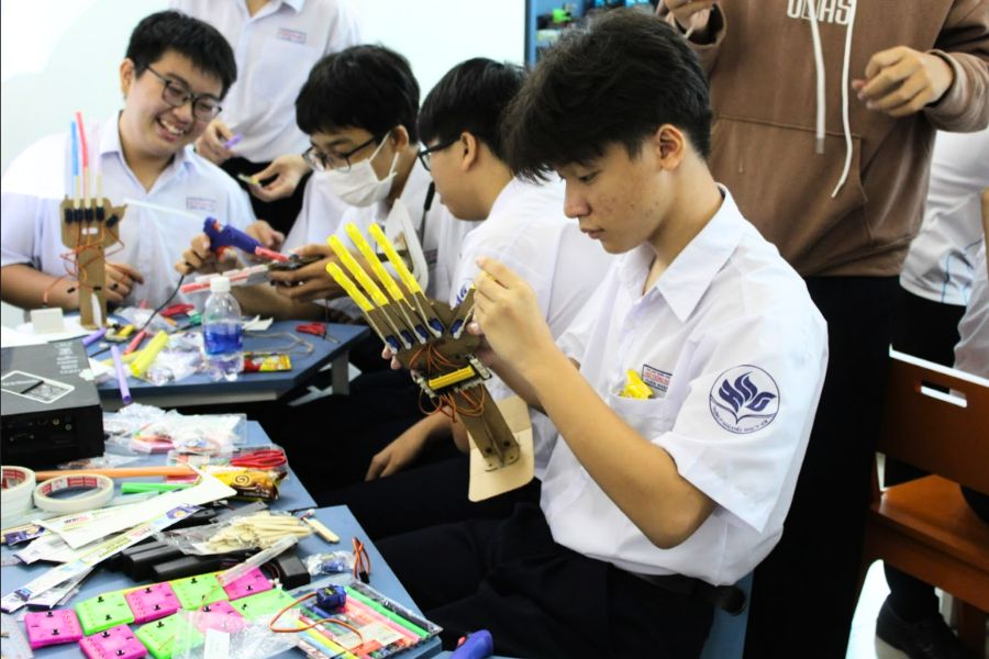 Các sản phẩm STEM của học sinh THPT truyền cảm hứng học tập - Bàn tay tích hợp trí tuệ AI