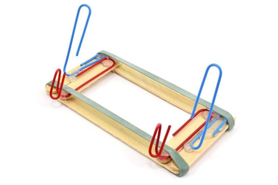 Sản phẩm STEM Tiểu học sáng tạo: Giá đỡ điện thoại thủ công