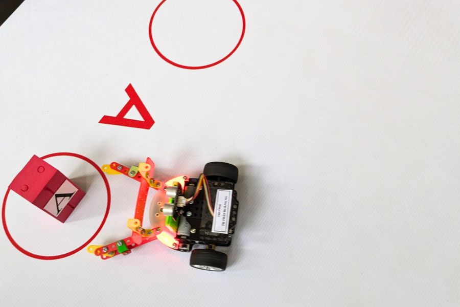 Ngoại hình độc đáo của robot Rover tại Ngày hội STEM cấp tiểu học ở Cần Thơ