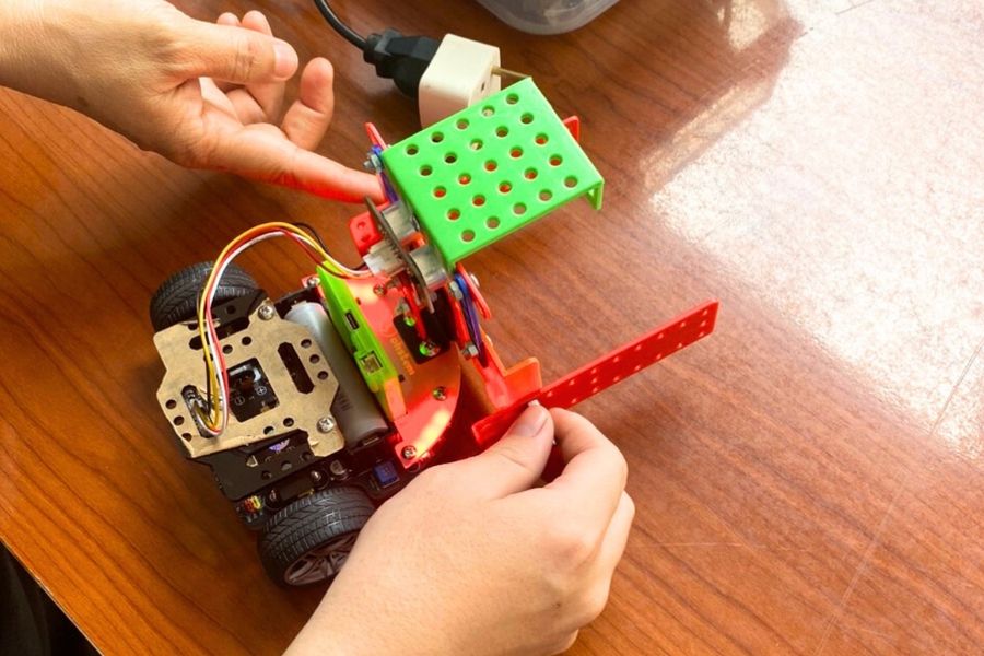 Ngoại hình độc đáo của robot Rover tại Ngày hội STEM cấp tiểu học ở Cần Thơ