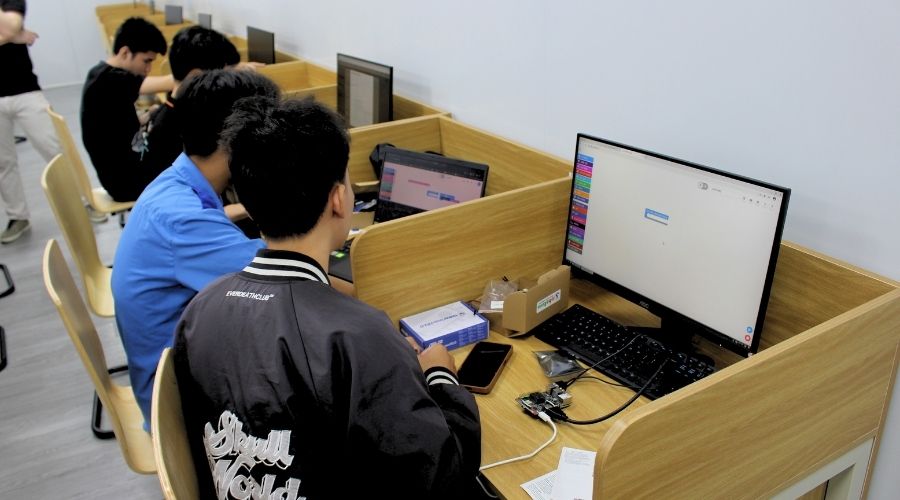 Tập huấn về IoT với Yolo UNO tại trường DH Nguyễn Tất Thành, TP. HCM