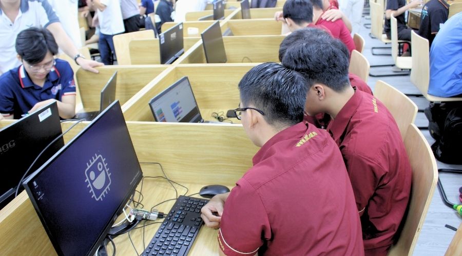 Tập huấn về IoT với Yolo UNO tại trường DH Nguyễn Tất Thành, TP. HCM