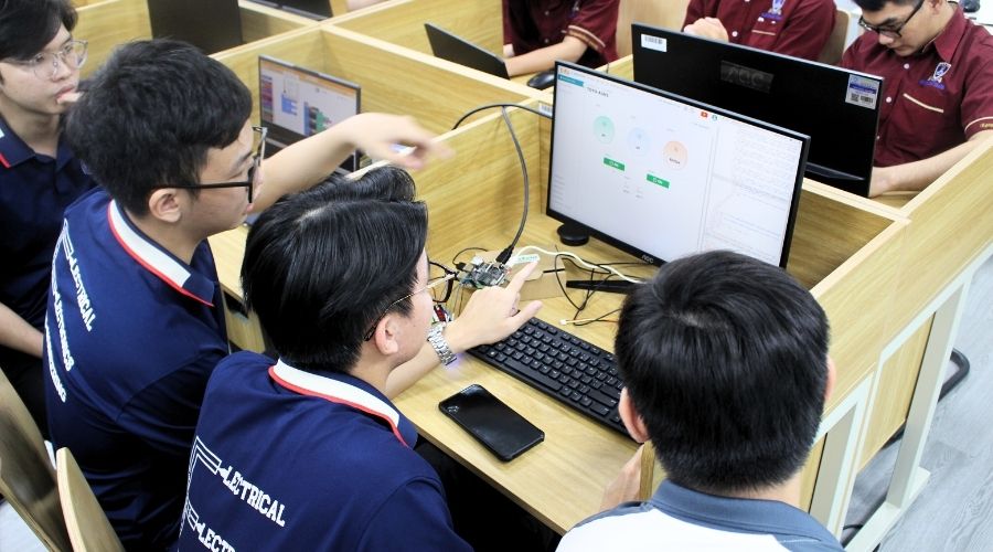Tập huấn về IoT với Yolo UNO tại trường DH Nguyễn Tất Thành, TP. HCM