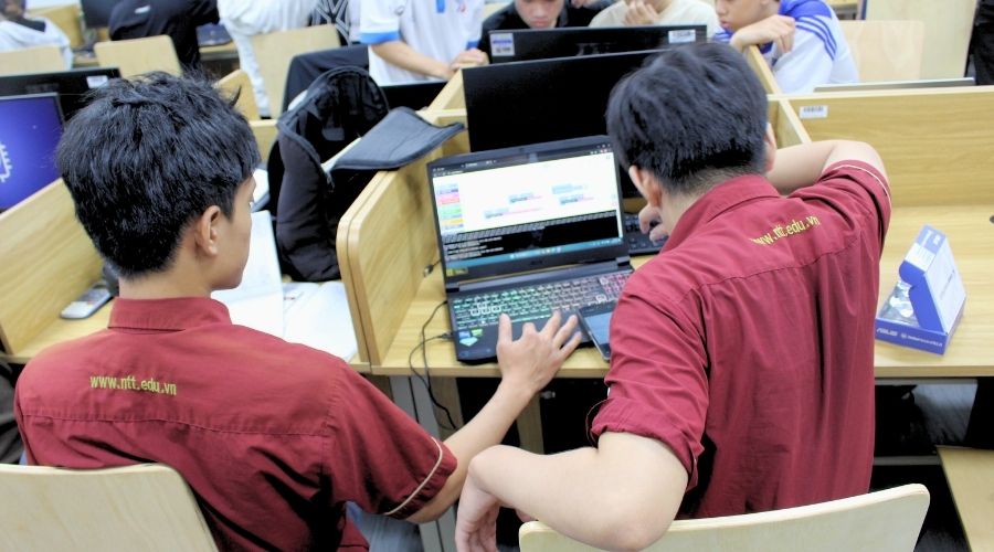 Tập huấn về IoT với Yolo UNO tại trường DH Nguyễn Tất Thành, TP. HCM
