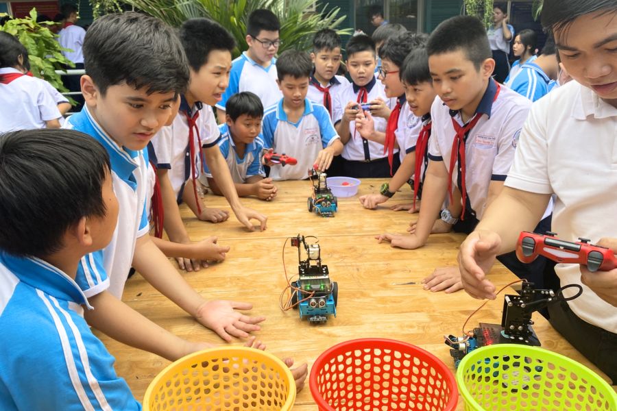 Hoạt động trải nghiệm STEM robot bắn bóng