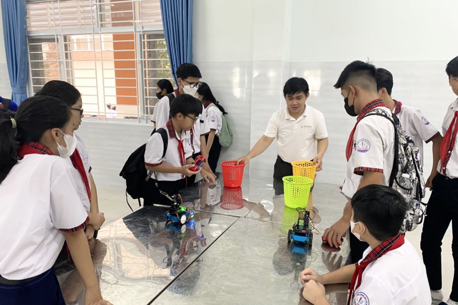 Hoạt động trải nghiệm STEM robot bắn bóng