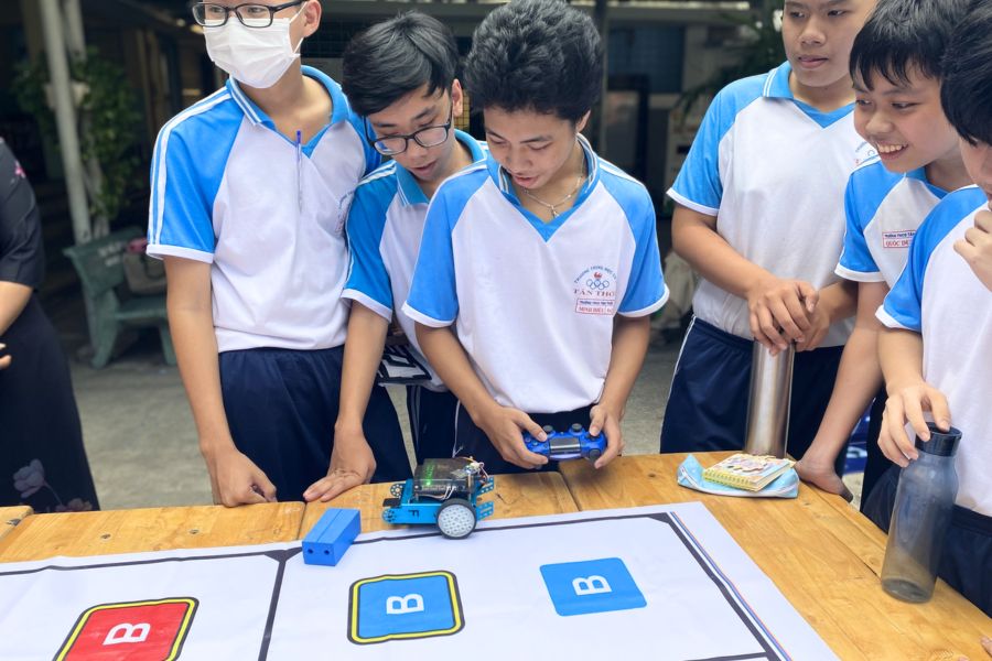 Hoạt động trải nghiệm STEM robot bắn bóng