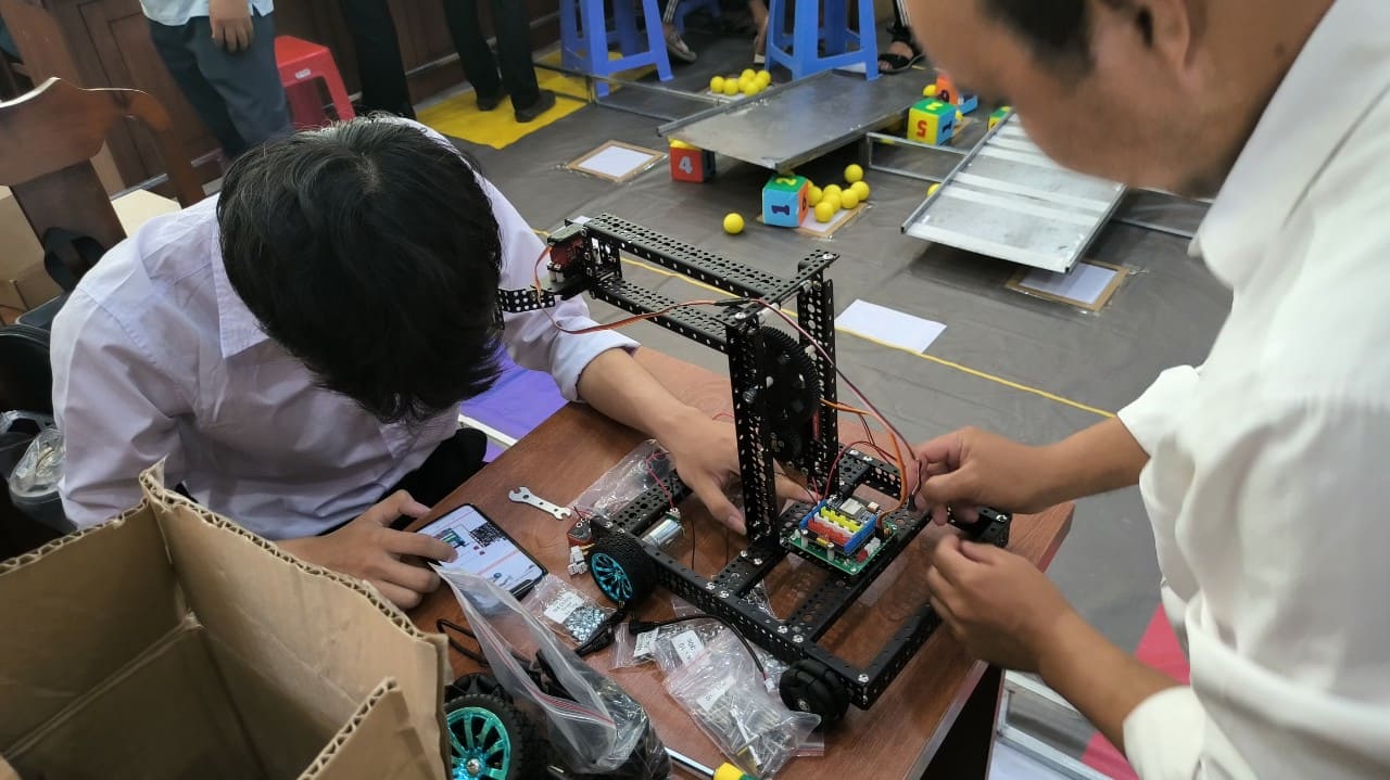 Tập huấn Robocon với kit ORC mới của OhStem tại Bến Tre