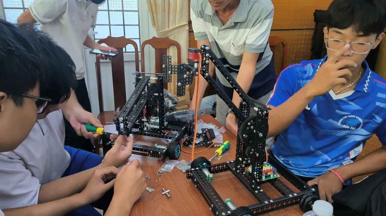 Tập huấn Robocon với kit ORC mới của OhStem tại Bến Tre