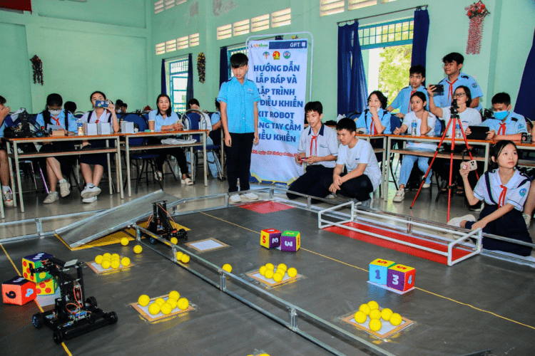 Học sinh thi đấu liên minh giữa các đội với robot ORC của OhStem