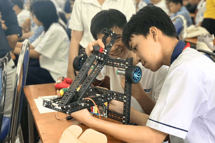 Học sinh lắp ráp kit robot ORC của OhStem tại Củ Chi
