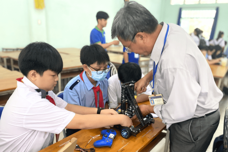 Học sinh lắp ráp kit robot ORC của OhStem tại Củ Chi