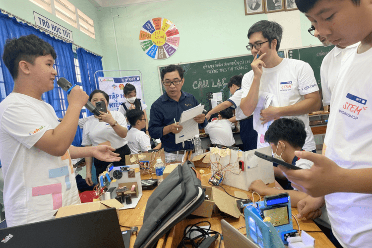 Học sinh thuyết trình về nhà thông minh Smart Home
