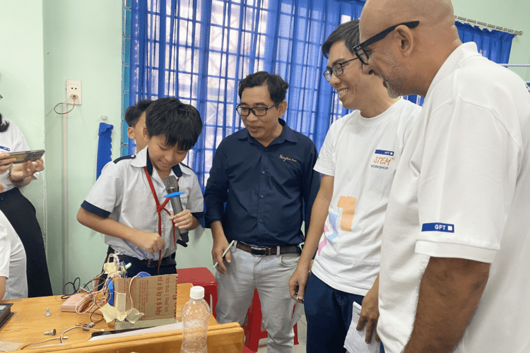 Học sinh thuyết trình về nhà thông minh Smart Home