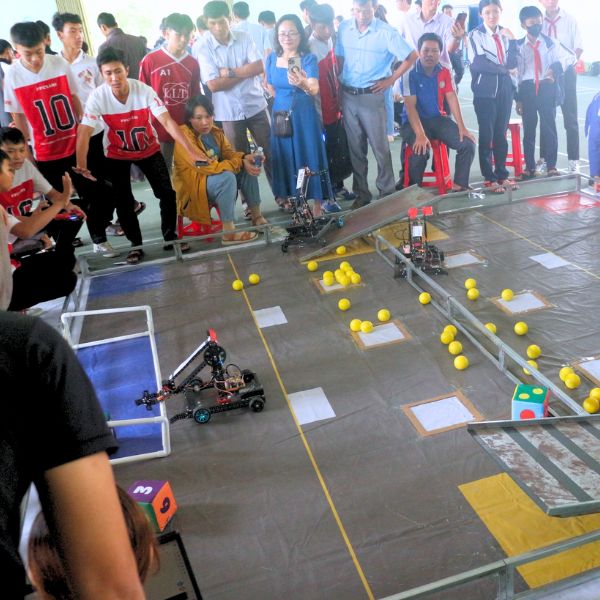 Đến sáng ngày 4/5, các đội chính thức bước vào cuộc thi Robocon để so tài với nhau. Mỗi đội thi đều sở hữu 1 robot riêng phục vụ thi đấu. Các đội đã trải qua vòng thi độc lập và vòng thi liên minh với đội khác, rèn luyện tinh thần hợp tác và nhiều kỹ năng quan trọng giữa các đội.